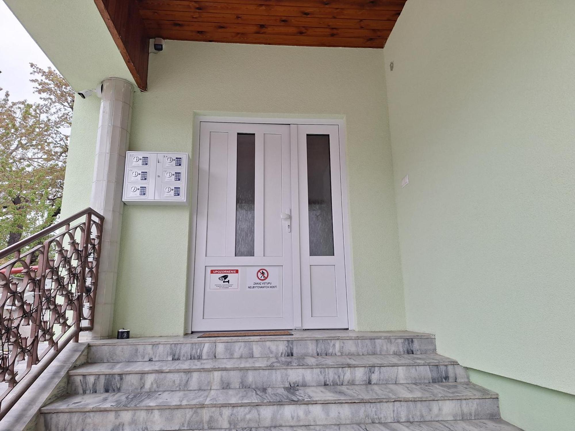 Apartmanovy Dom Stummerova Топольчани Екстер'єр фото
